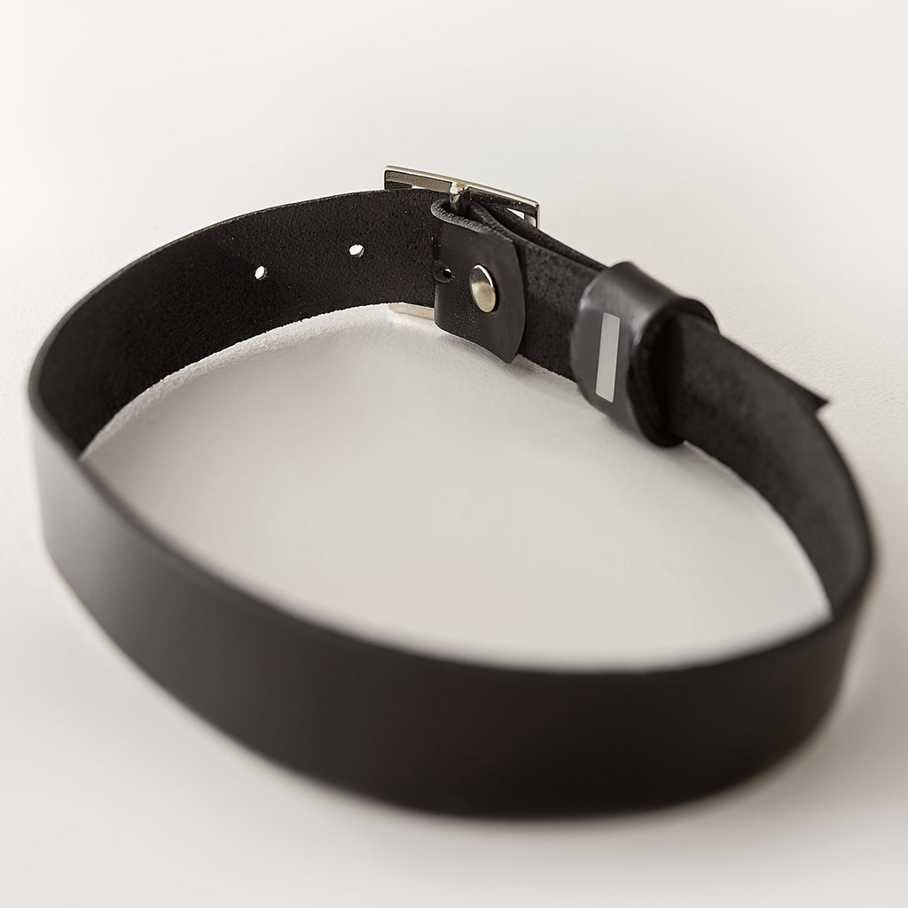 a minimalist womens fashion collar adjustable size solid